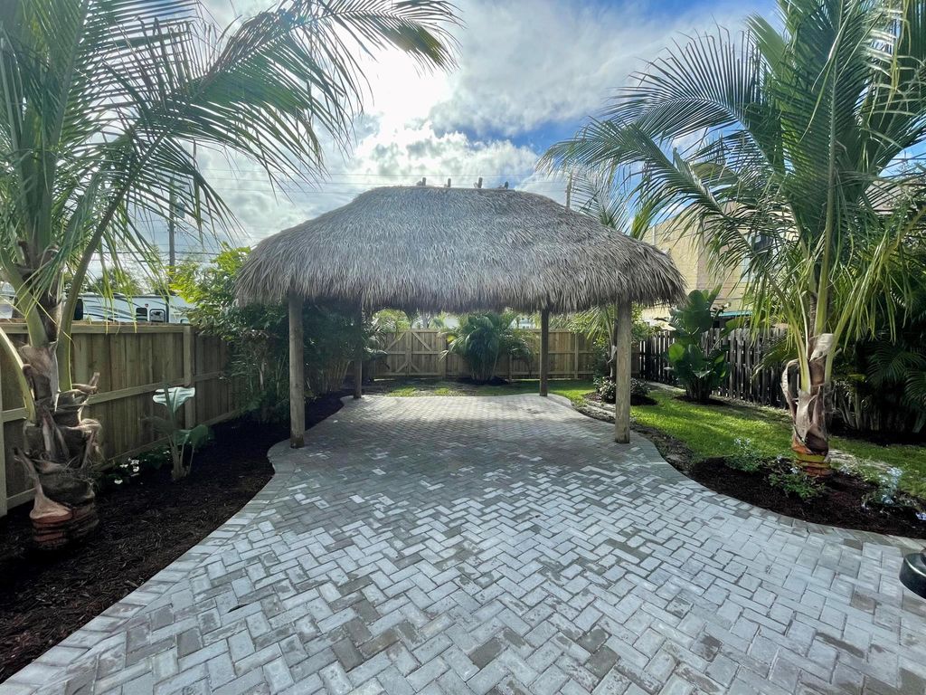 Photo of 321 N L Street, Lake Worth Beach, FL 33460 (MLS # R11077911)