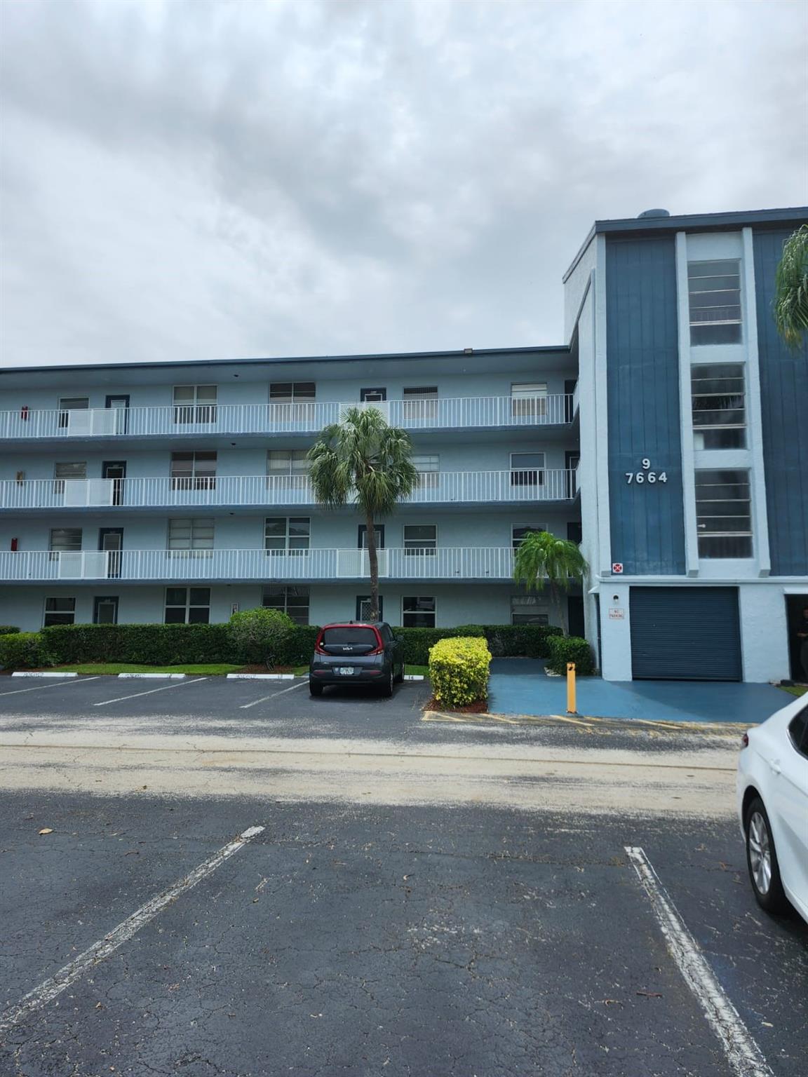 Beautiful Corner unit, nicely updated with direct golf course view, with washer & Dryer, updated kitchen, wood floor,
Walk-in closet in Master bedroom and extra storage. The complex has many amenities: Fitness center, pools, jacuzzi, bocce ball.