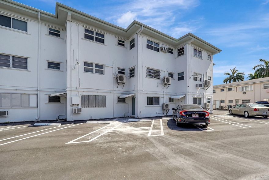 Fantastic first floor unit walking distance from all the attractions in Hallandale Beach.