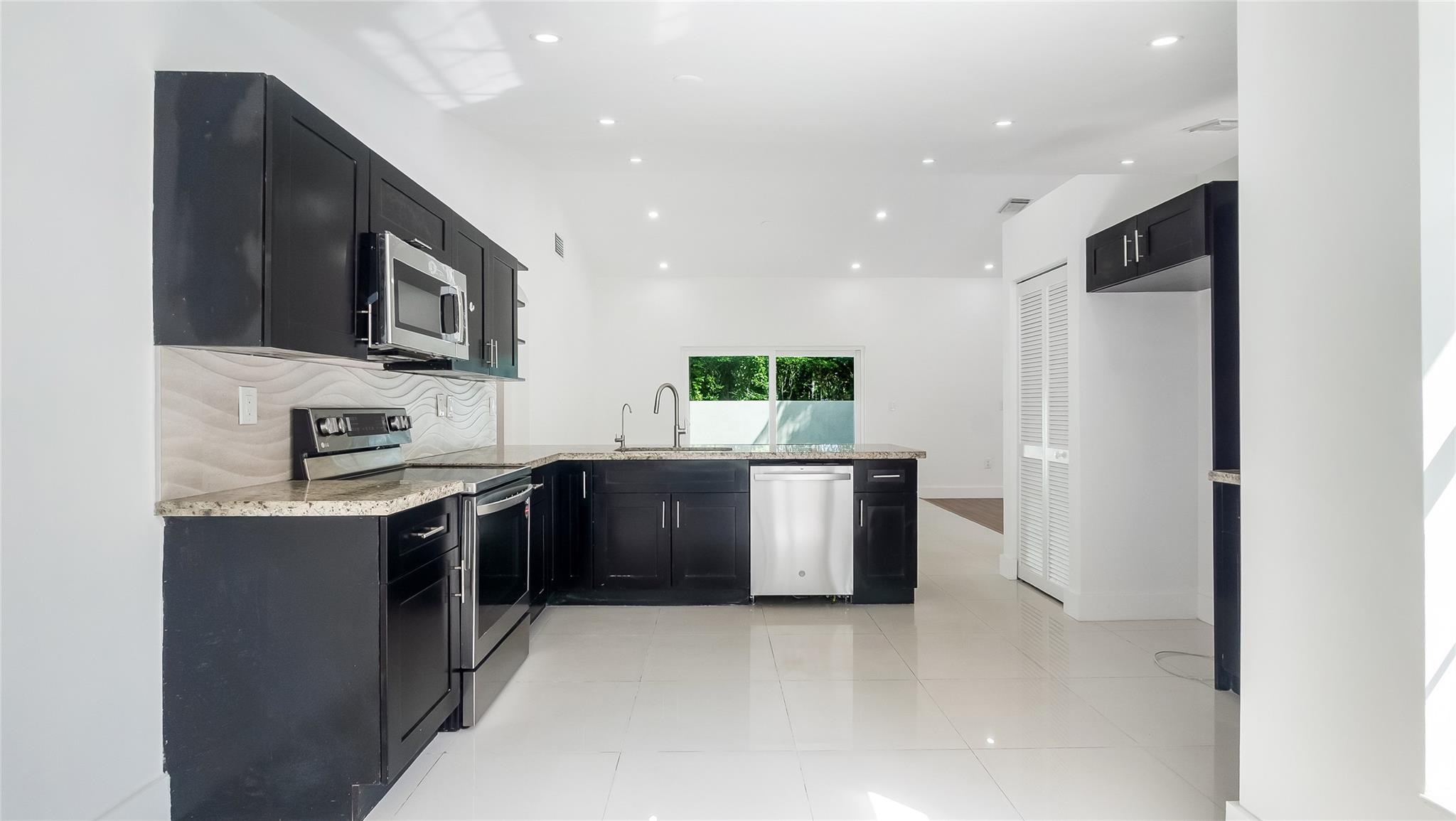 Flamingo Estates 150-6 B - Residential