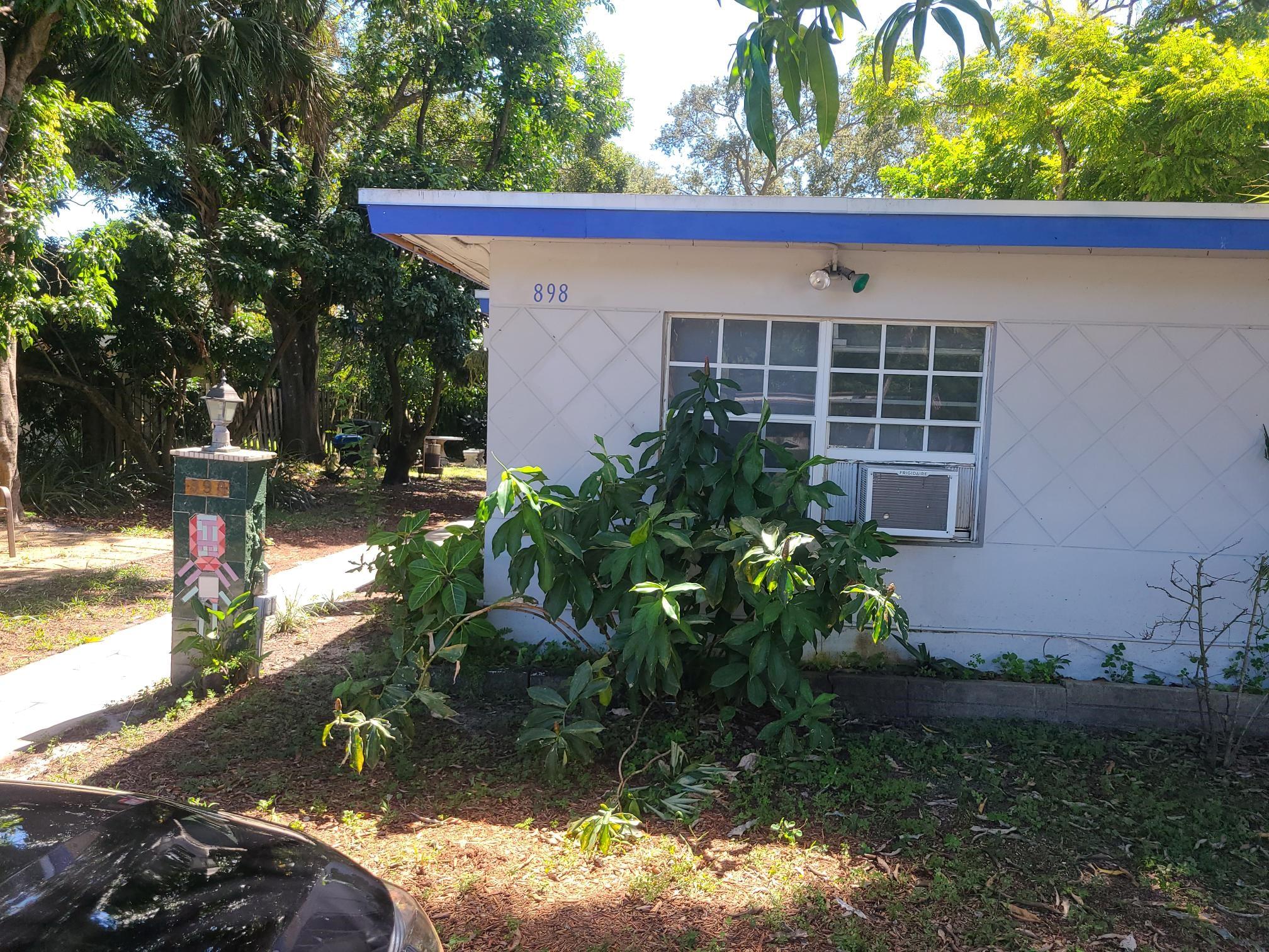898 NE 39th St