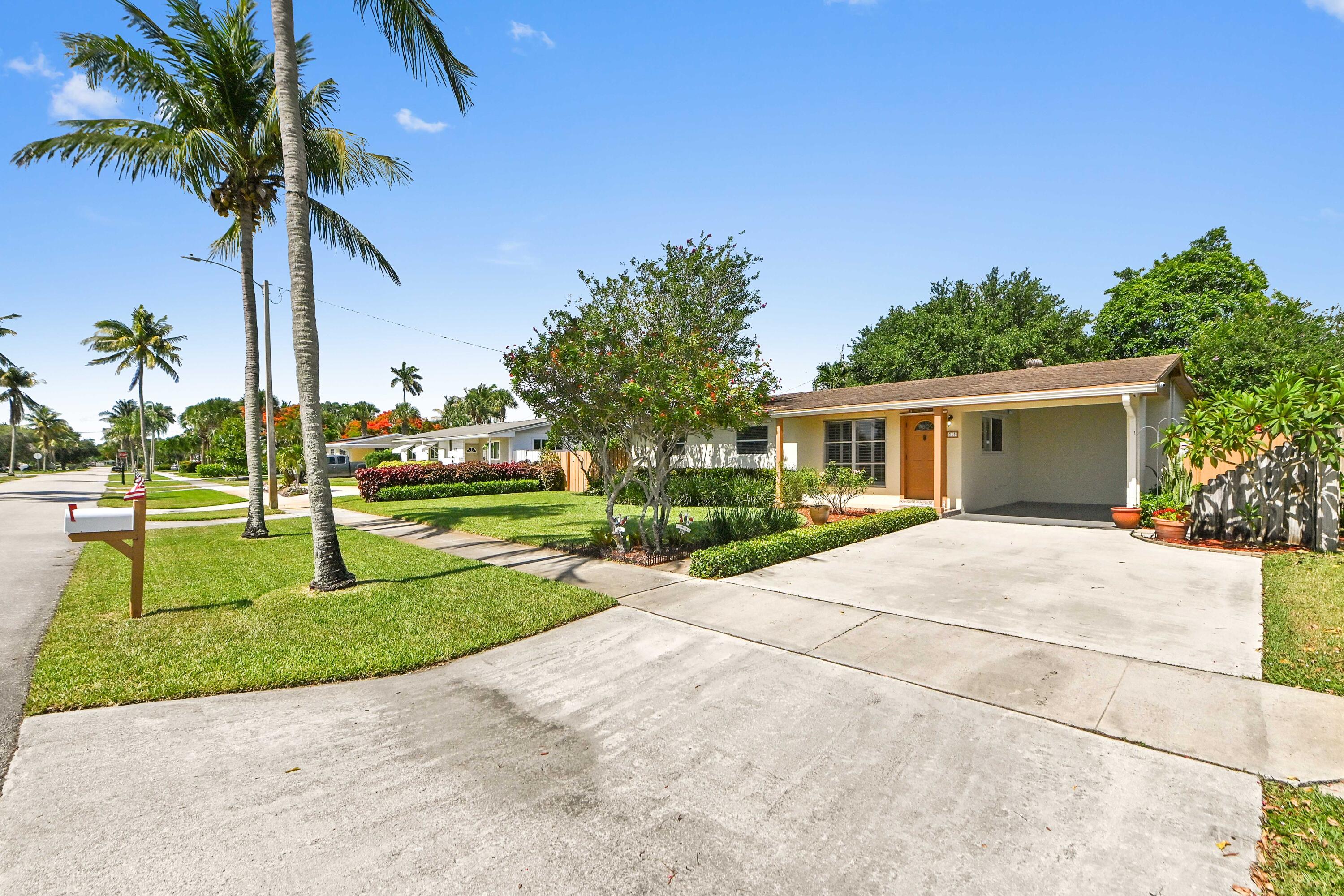 313 Poe Drive, Palm Springs FL 33461
