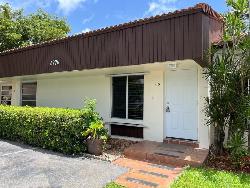 THE WORKS!!!!! A BEAUTIFUL RENOVATED VILLA, FRESHLY PAINTED IN A GREAT LOCATION -2 ASSIGNED PARKING SPOTS, WASHER/ DRYER, TIBURON IS NEAR SCHOOLS, SHOPPING CENTERS, STORES , THE MALL AND THE 10 MIN. TO THE BEACH - 2 BEDROOMS 2 BATH.
Owner has just installed a front door and new vanitys in bathrooms....etc.