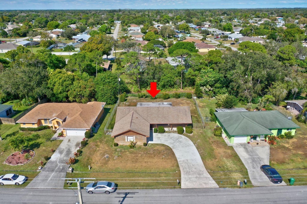 Photo of 543 SE GREENWAY Terrace, Port Saint Lucie, FL 34983 (MLS # B26069218)