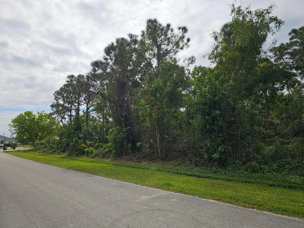 Photo of 5531 NW North Lundy Circle, Port Saint Lucie, FL 34986 (MLS # R11064834)