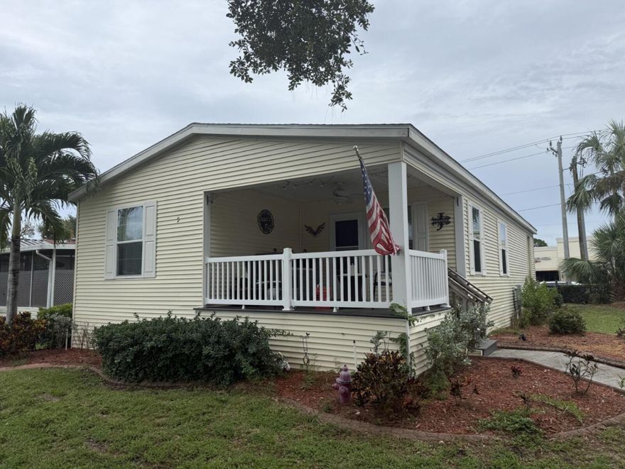 Just Listed!Charming mobile home with 3 bedrooms and 2 bathrooms, spacious and comfortable, located in a community for all ages, ''The Meadows,'' with incredible amenities: playground, barbecue area, gym, swimming pool, basketball court, and social club, all just steps away! . Enjoy its prime location, close to the PGA Mall, the university, and public transportation, and just minutes from the beach. Includes parking for 2 cars. All measurements are approximate. Call the listing agent today to schedule a visit! Don't miss the opportunity to live comfortably.