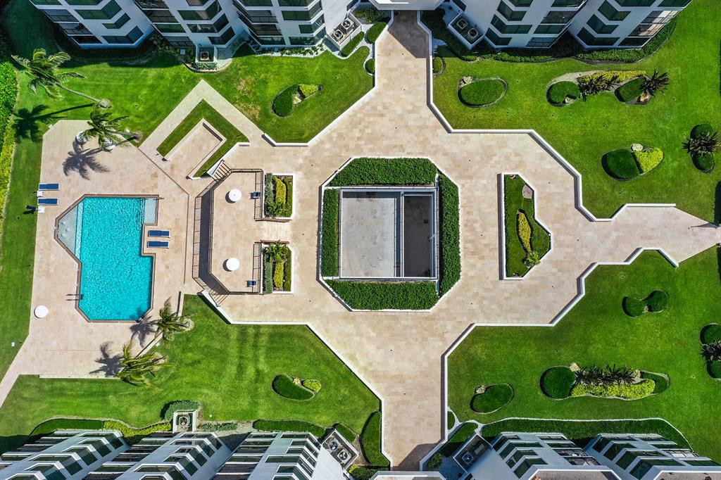 TOWNHOUSES OF HIGHLAND BE - Residential