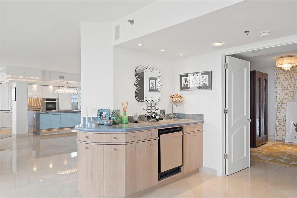 TOWNHOUSES OF HIGHLAND BE - Residential