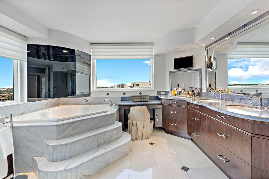 TOWNHOUSES OF HIGHLAND BE - Residential