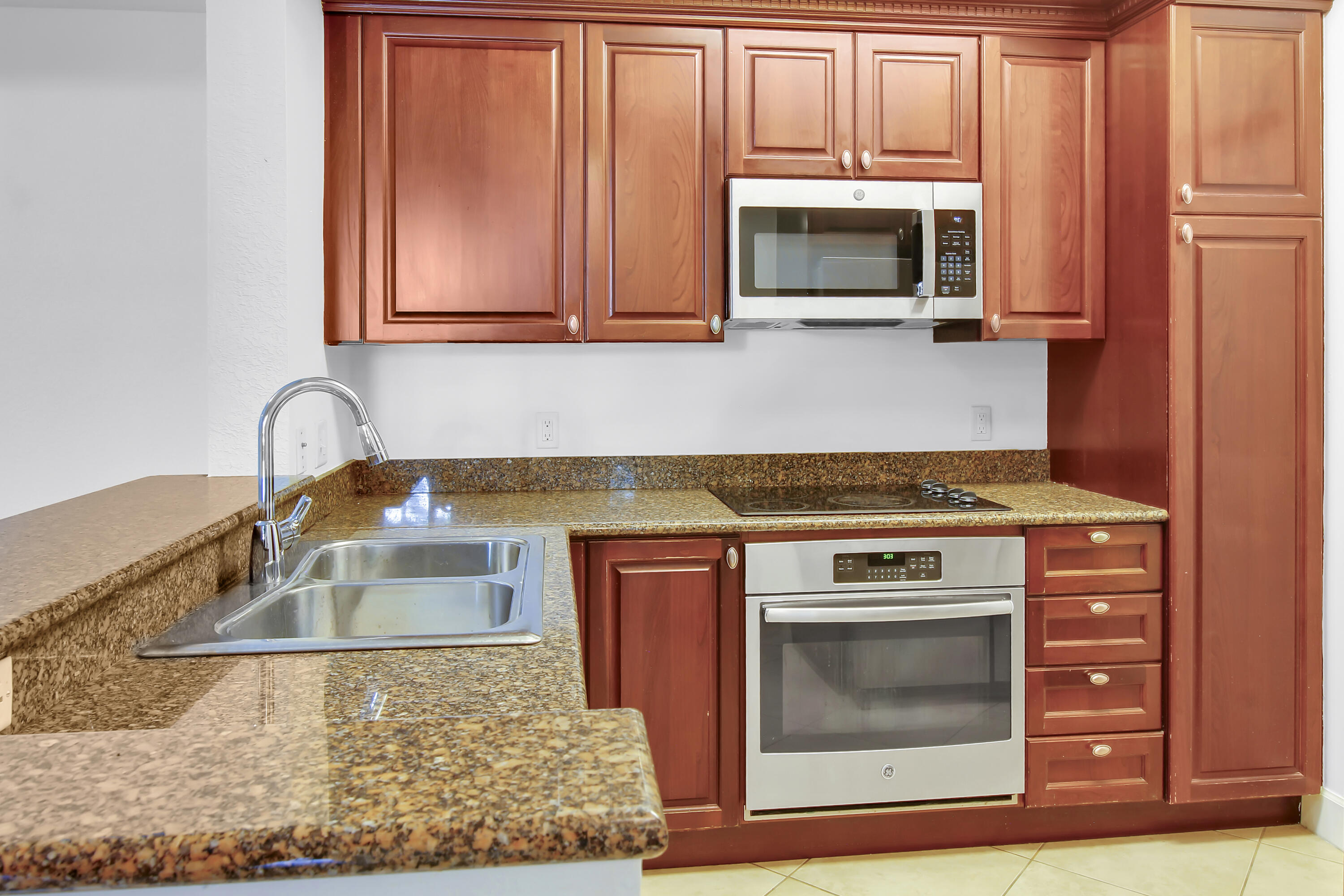 VIZCAYA LAKES CONDO - Residential