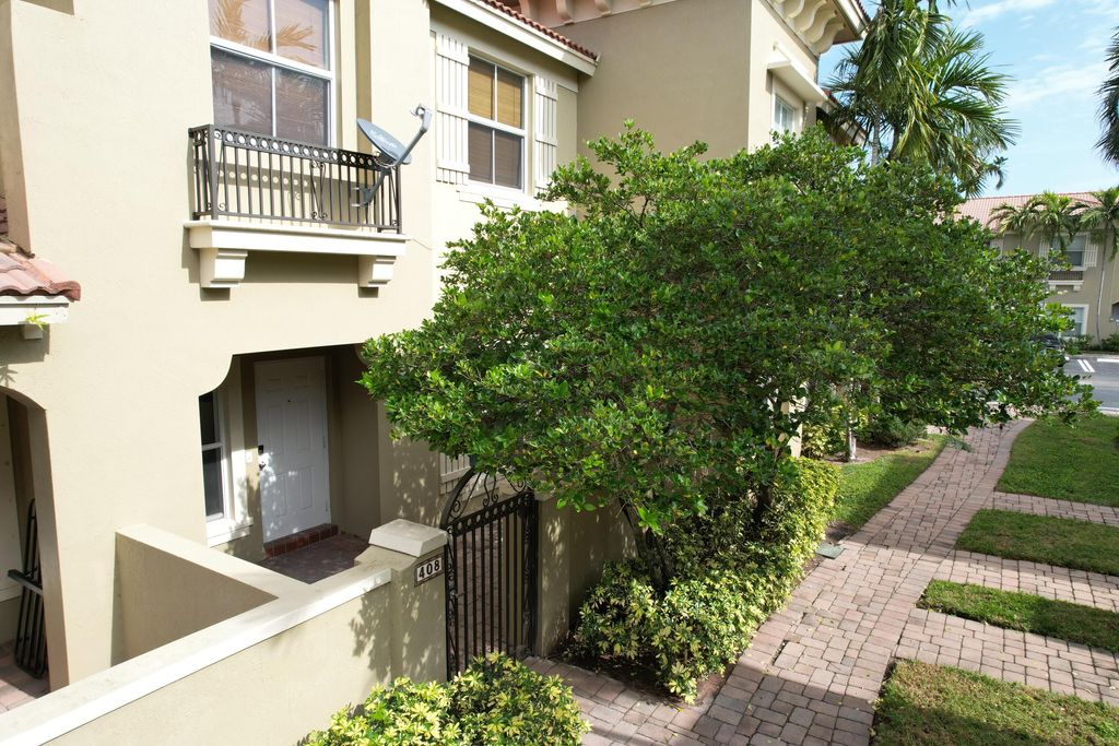 Photo of 408 Lake Monterey Circle #408, Boynton Beach, FL 33426 (MLS # R10949238)