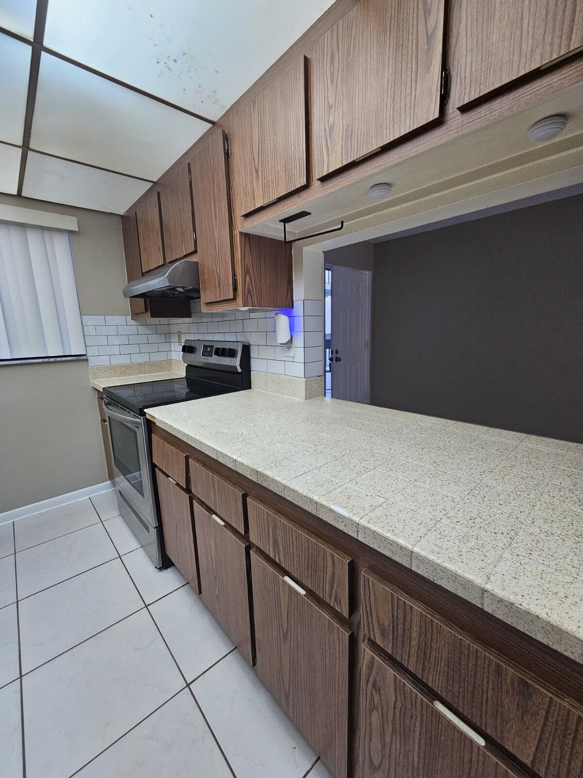 PRESIDENTIAL GOLFVIEW CONDO - Residential Lease