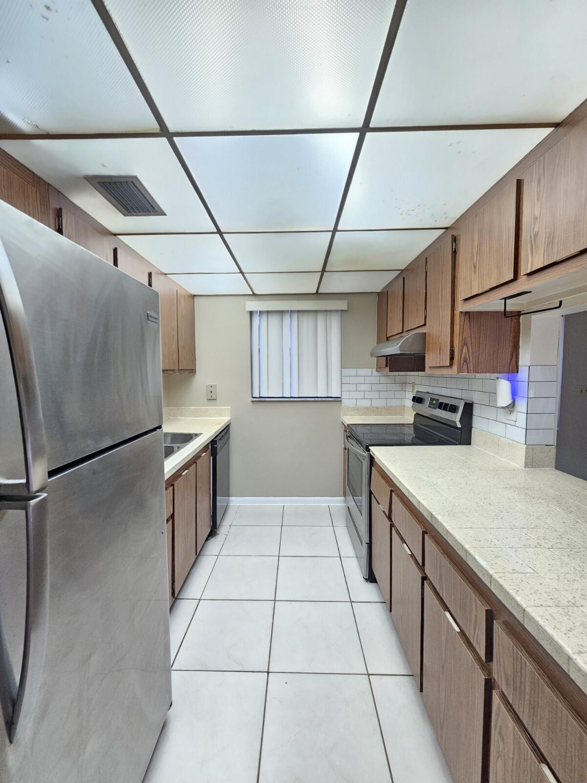 PRESIDENTIAL GOLFVIEW CONDO - Residential Lease