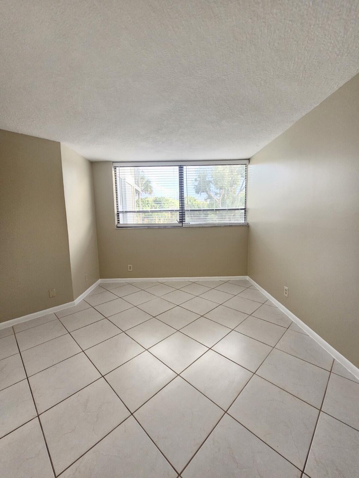 PRESIDENTIAL GOLFVIEW CONDO - Residential Lease