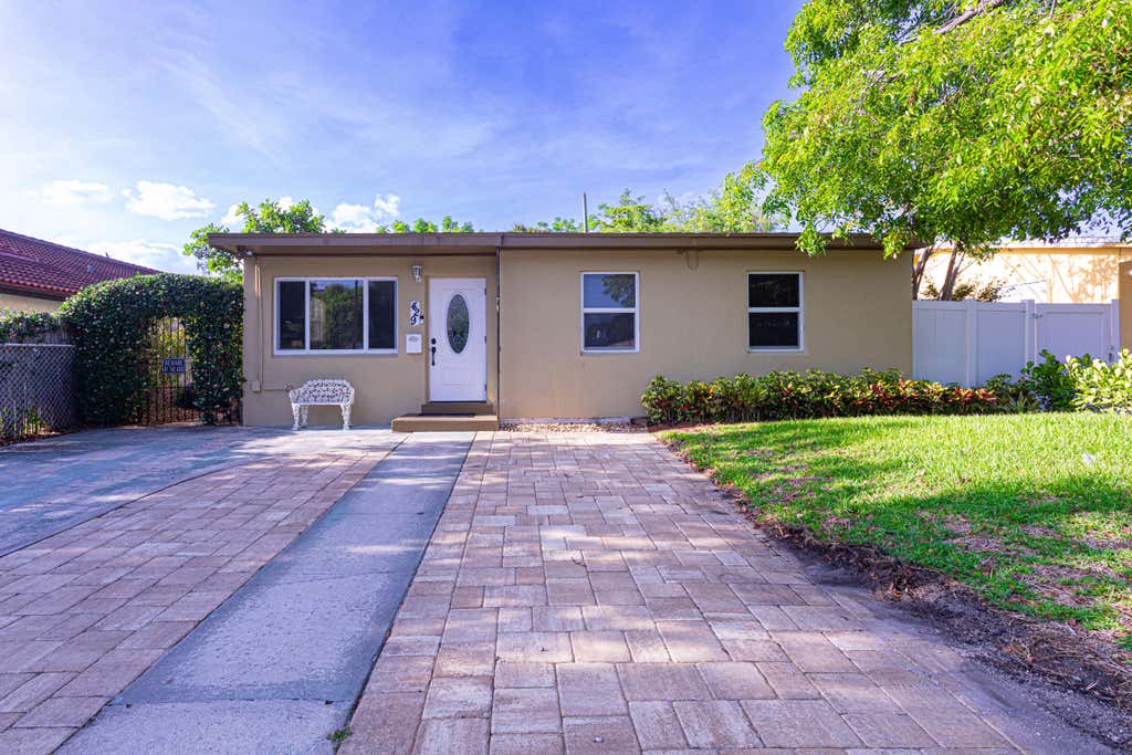 Photo of 429 SUMMA Street, West Palm Beach, FL 33405 (MLS # B26068302)