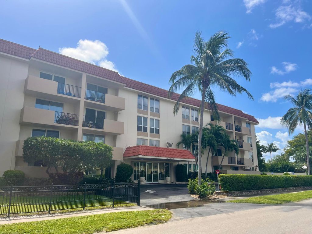 Photo of 1000 Spanish River Road #1f, Boca Raton, FL 33432 (MLS # B26033287)