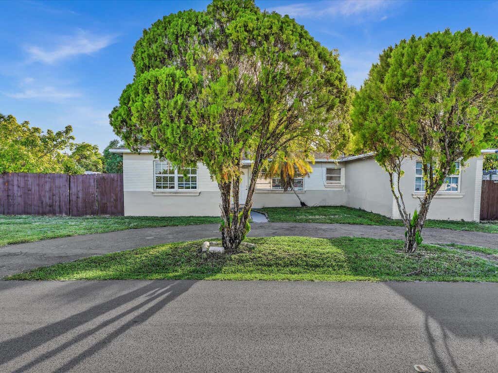 Photo of 700 SW 5th Court, Hallandale Beach, FL 33009 (MLS # B26040618)