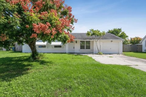 Photo of 2009 SE Hideaway Circle, Port Saint Lucie, FL 34952 (MLS # R11152298)