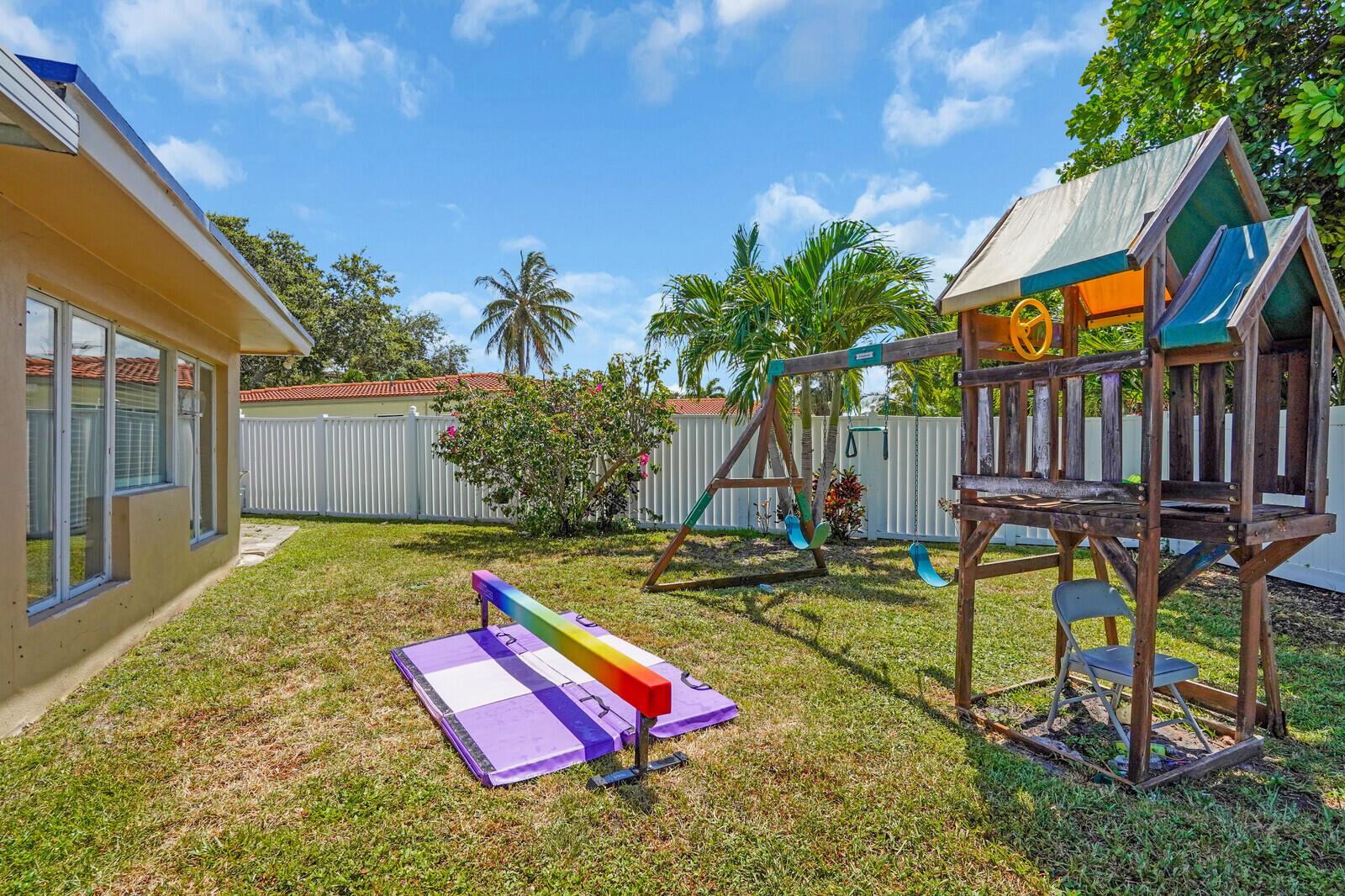 CORAL KEY VILLAS 3RD SEC - Residential