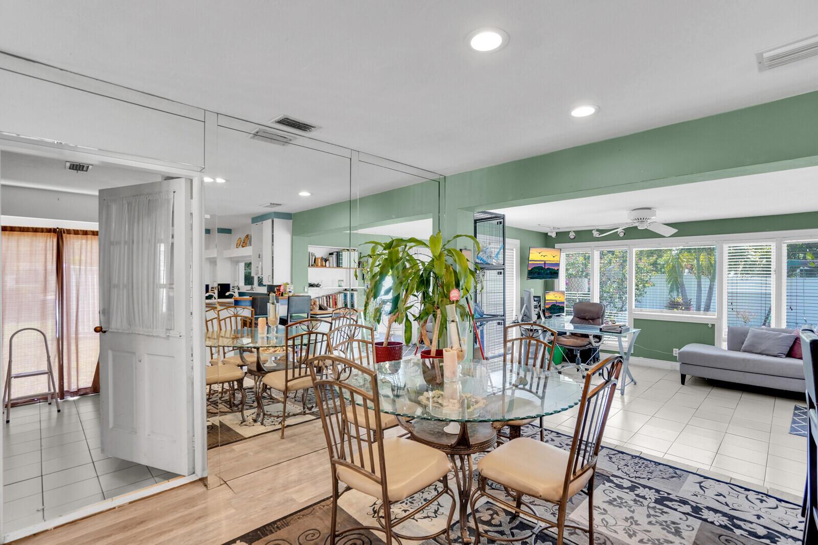 CORAL KEY VILLAS 3RD SEC - Residential