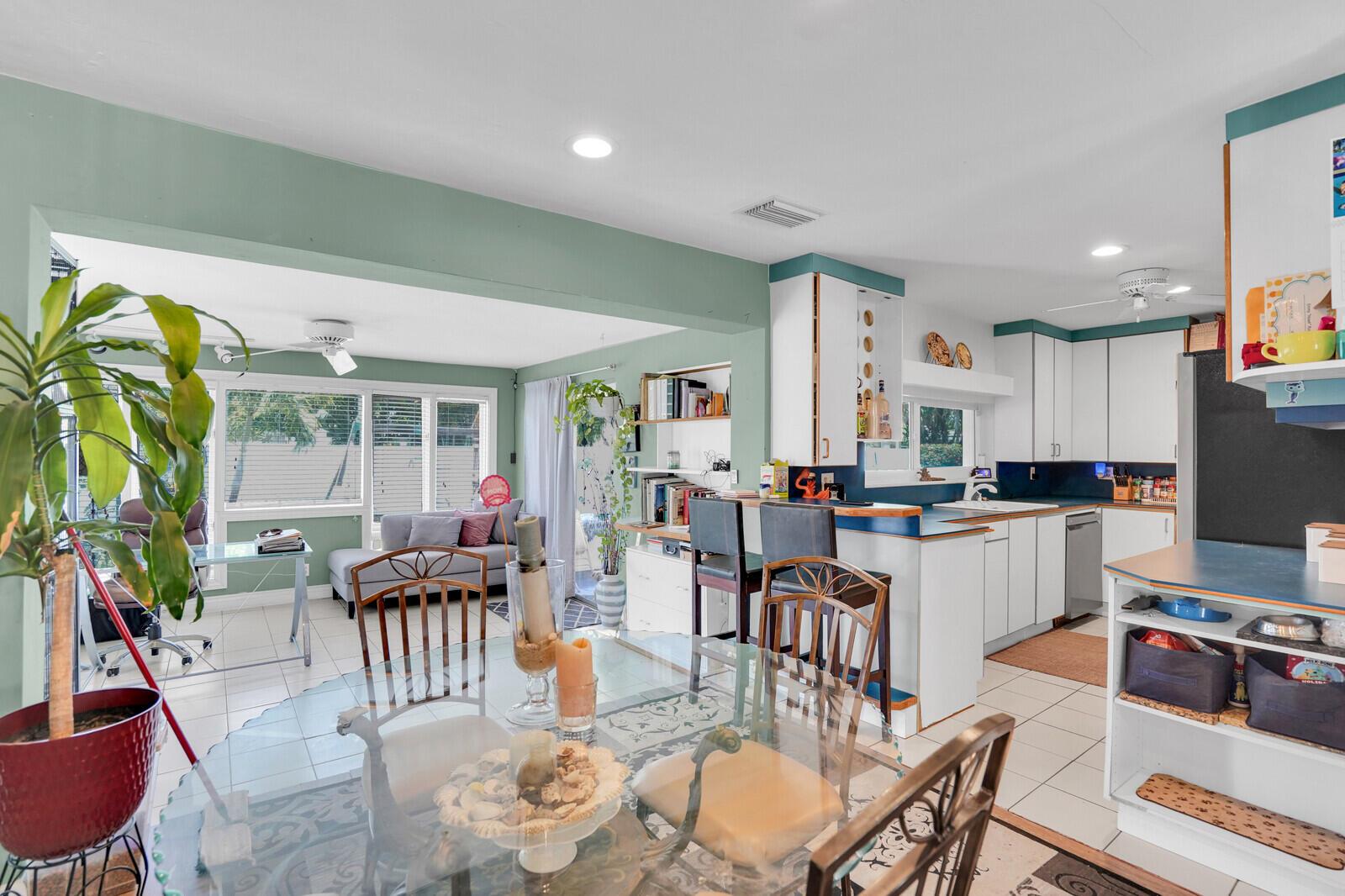 CORAL KEY VILLAS 3RD SEC - Residential