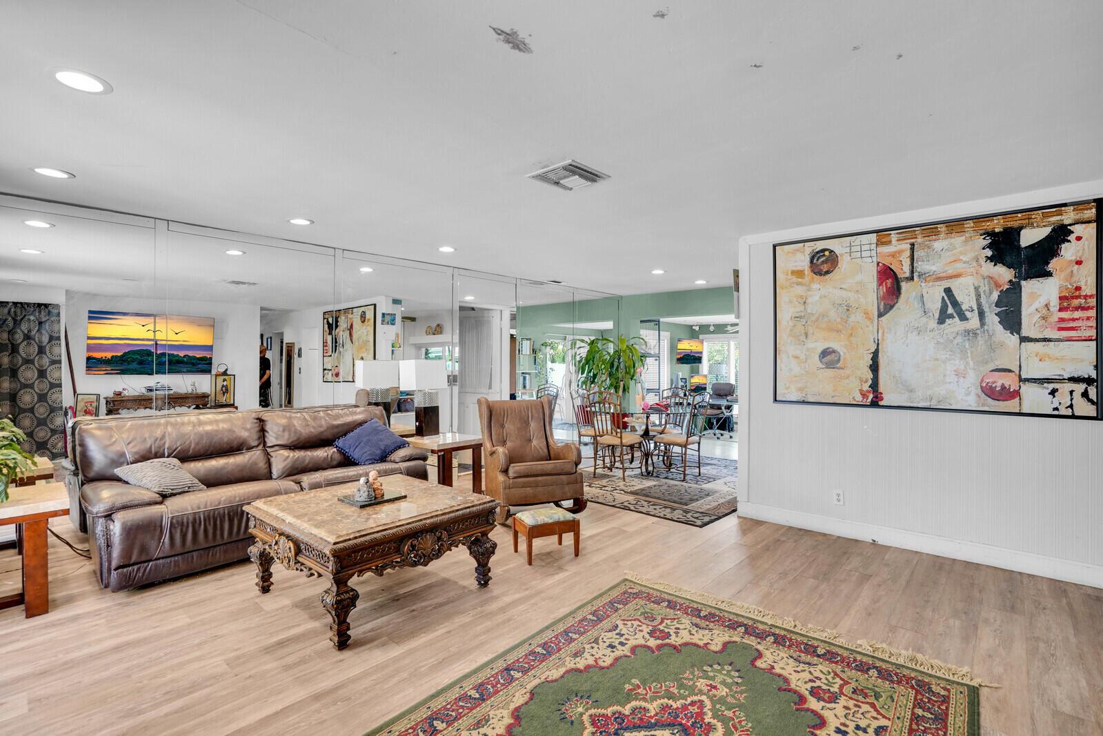 CORAL KEY VILLAS 3RD SEC - Residential