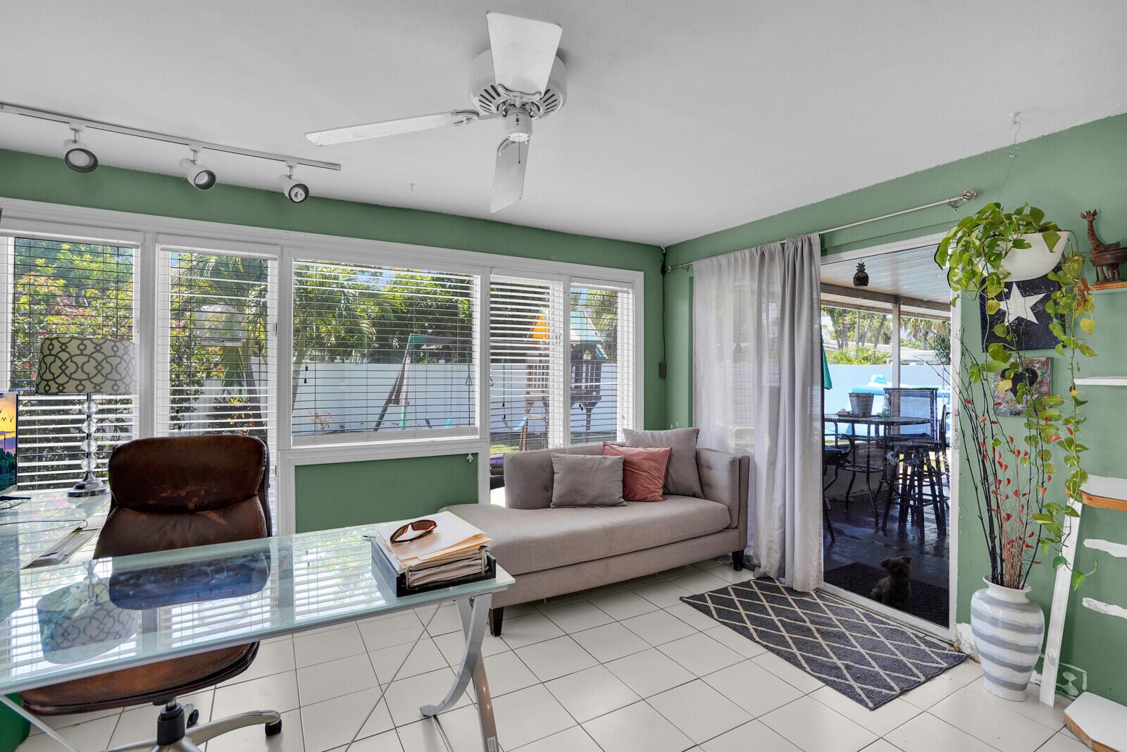 CORAL KEY VILLAS 3RD SEC - Residential