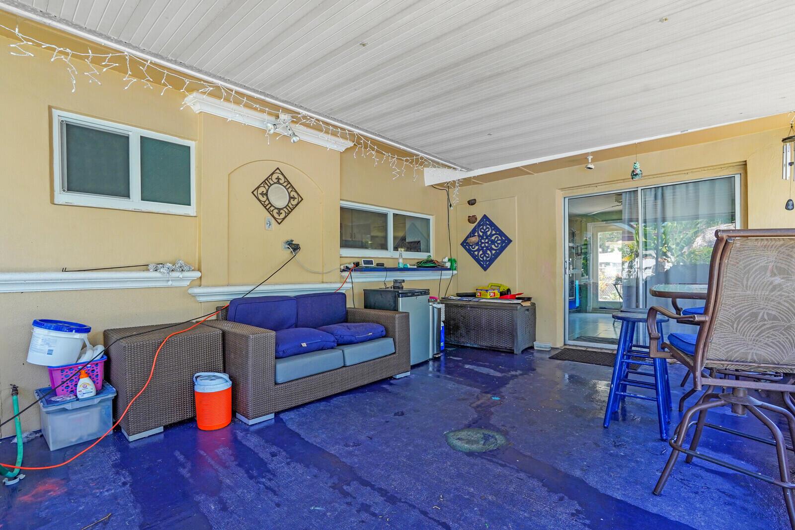 CORAL KEY VILLAS 3RD SEC - Residential