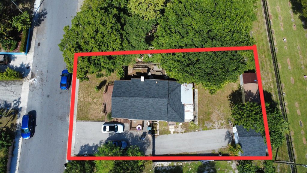 Photo of 710 S Pine Street, Lake Worth Beach, FL 33460 (MLS # R11137543)