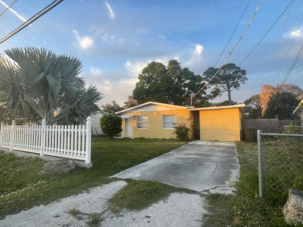 Photo of 948 Kanner Drive, Fort Pierce, FL 34982 (MLS # R10954270)