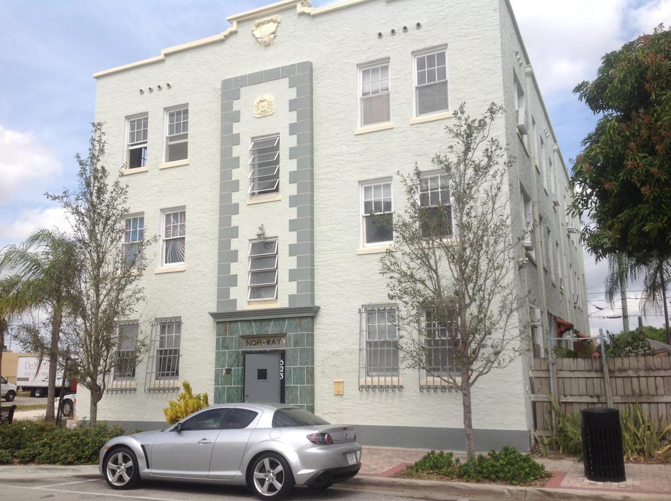 Studio apartment available in the Northwood neighborhood of West Palm Beach. The building has outdoor space for tenants to use. Laundry on site. Electric/water/gas is a flat fee of only $65/mo. Close to downtown and beach. Quick and easy move-in possible