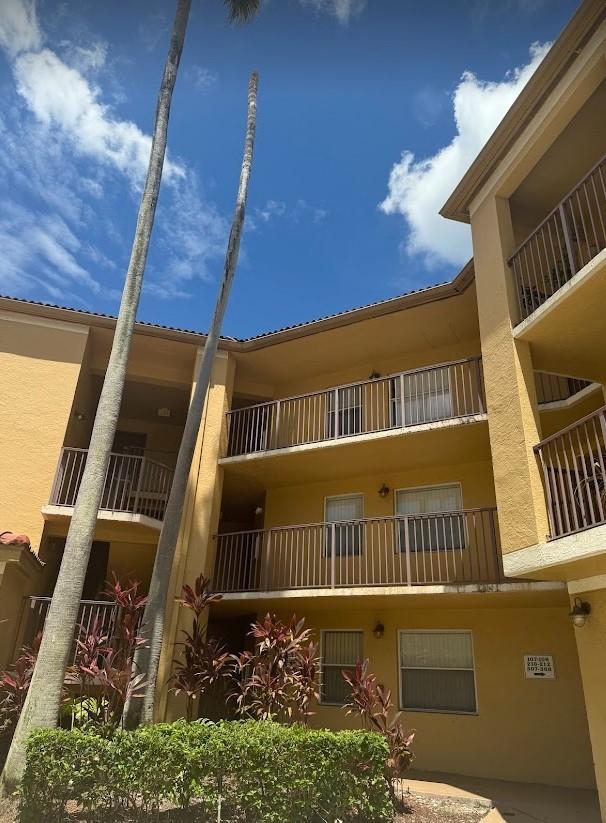 Seasonal Rental available. Short term lease available until July 30th 2025. Third floor unit with one assigned parking and unassigned open guest spots. Paragon complex has a community pool and gym. . Paragon at Plantation 3/2 split floorplan with balcony and full size washer and dryer in unit. Master has a walk incloset. Stainless steel appliances with glass top range and granite counter tops, laminate flooring throughout. Balcony overlooks a pond area. Parking for 3 cars. Sorry no pets, Non smoking, employment verification, credit report and background application needed. Community pool and fitness room.