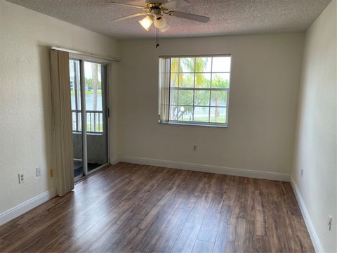 Condominium in Oakland Park FL 2850 Oakland Forest Dr Dr 10.jpg