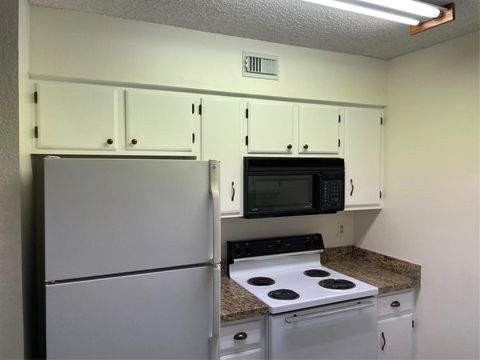 Condominium in Oakland Park FL 2850 Oakland Forest Dr Dr 4.jpg