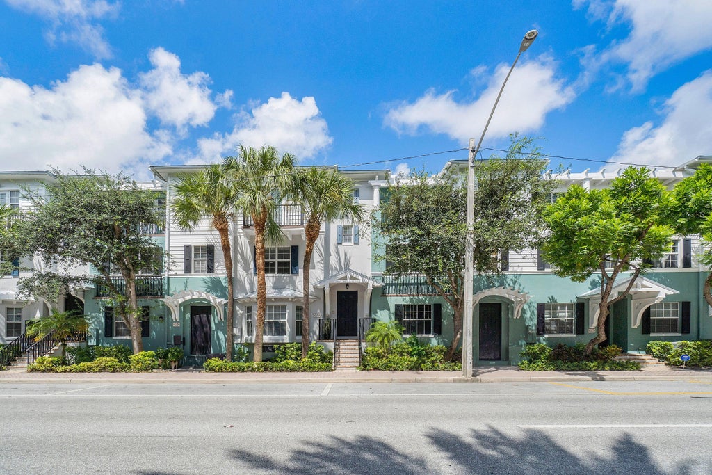 Photo of 375 E Mallory Circle, Delray Beach, FL 33483 (MLS # B26037723)