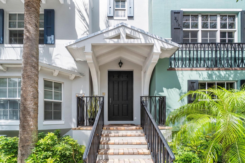 Photo of 375 E Mallory Circle, Delray Beach, FL 33483 (MLS # B26037723)