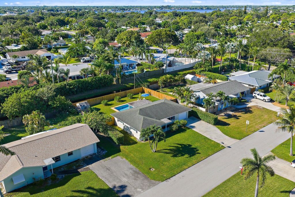 Photo of 372 Franklin Road, Jupiter, FL 33469 (MLS # B26004103)