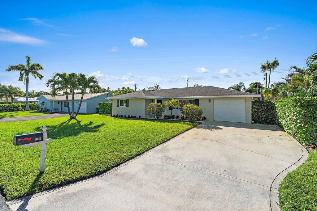 Photo of 372 Franklin Road, Jupiter, FL 33469 (MLS # B26004103)