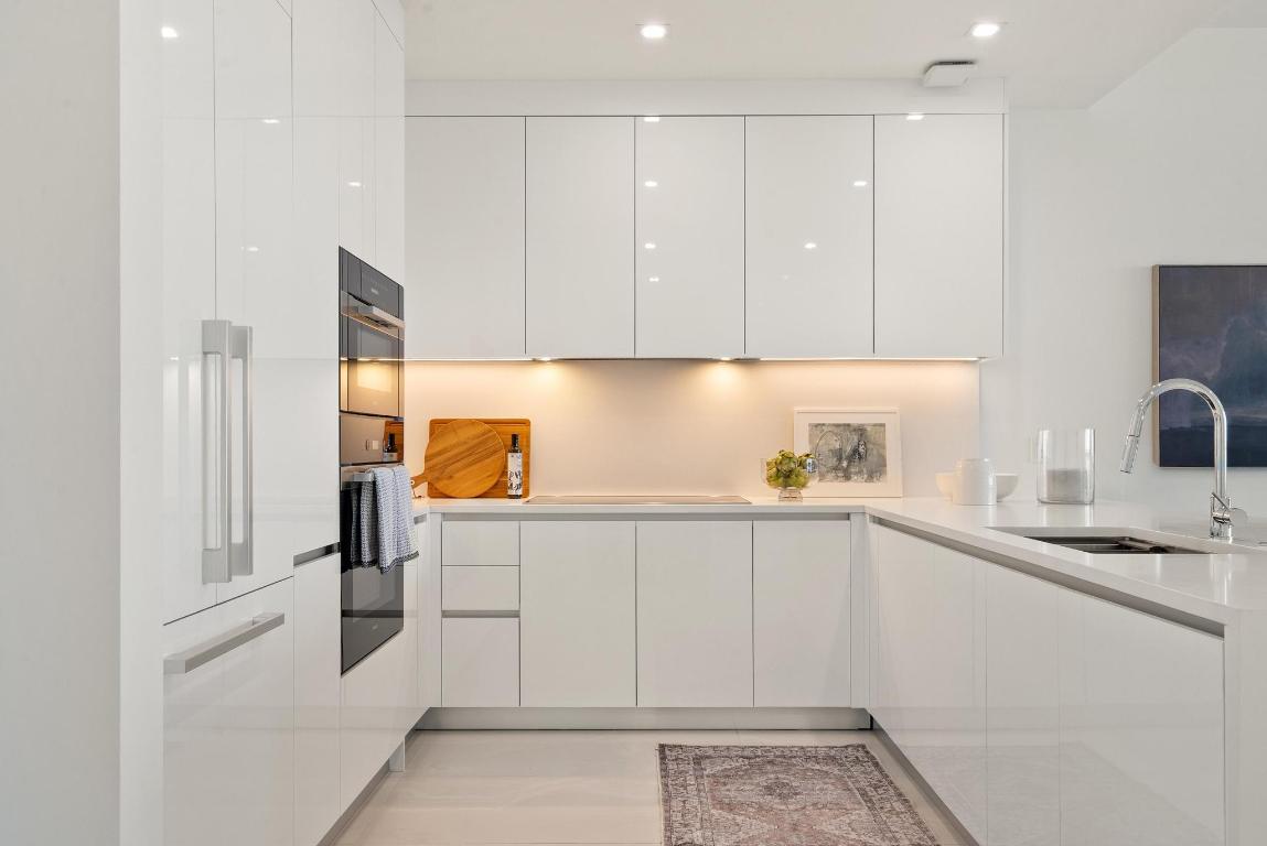 220 Lake Shore Drive 817, Lake Park, FL, 33403/$1,400,000 3 220 Lake Shore Drive 817