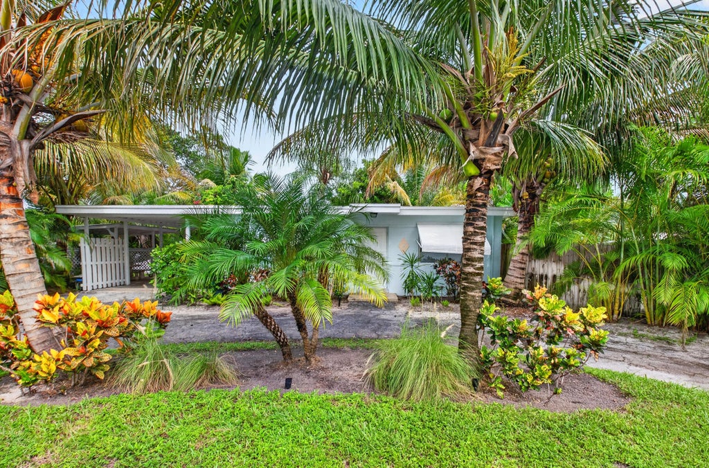 Photo of 402 SE 1st Street SE, Boynton Beach, FL 33435 (MLS # B26082171)