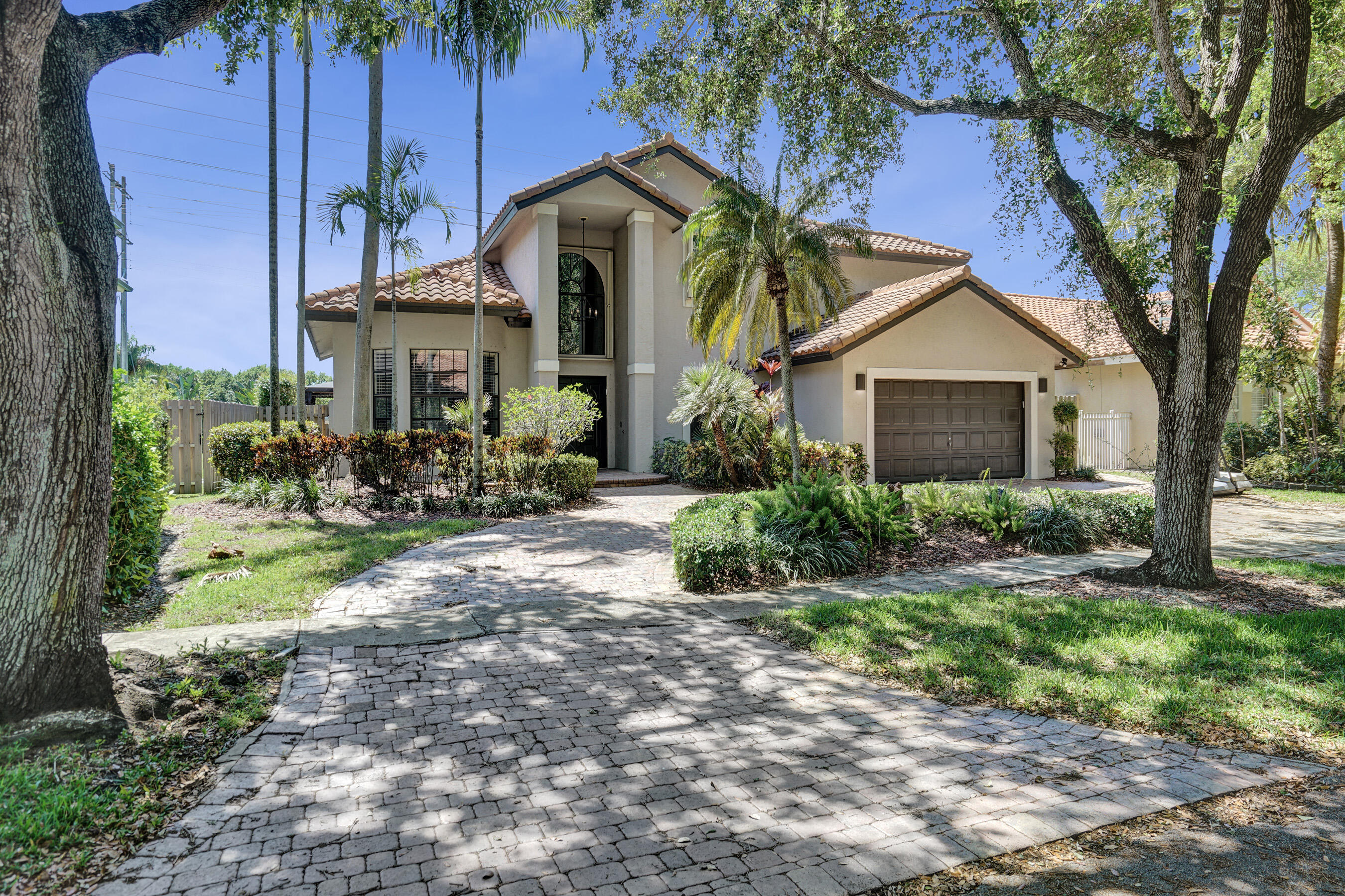 EMBASSY LAKES - Residential