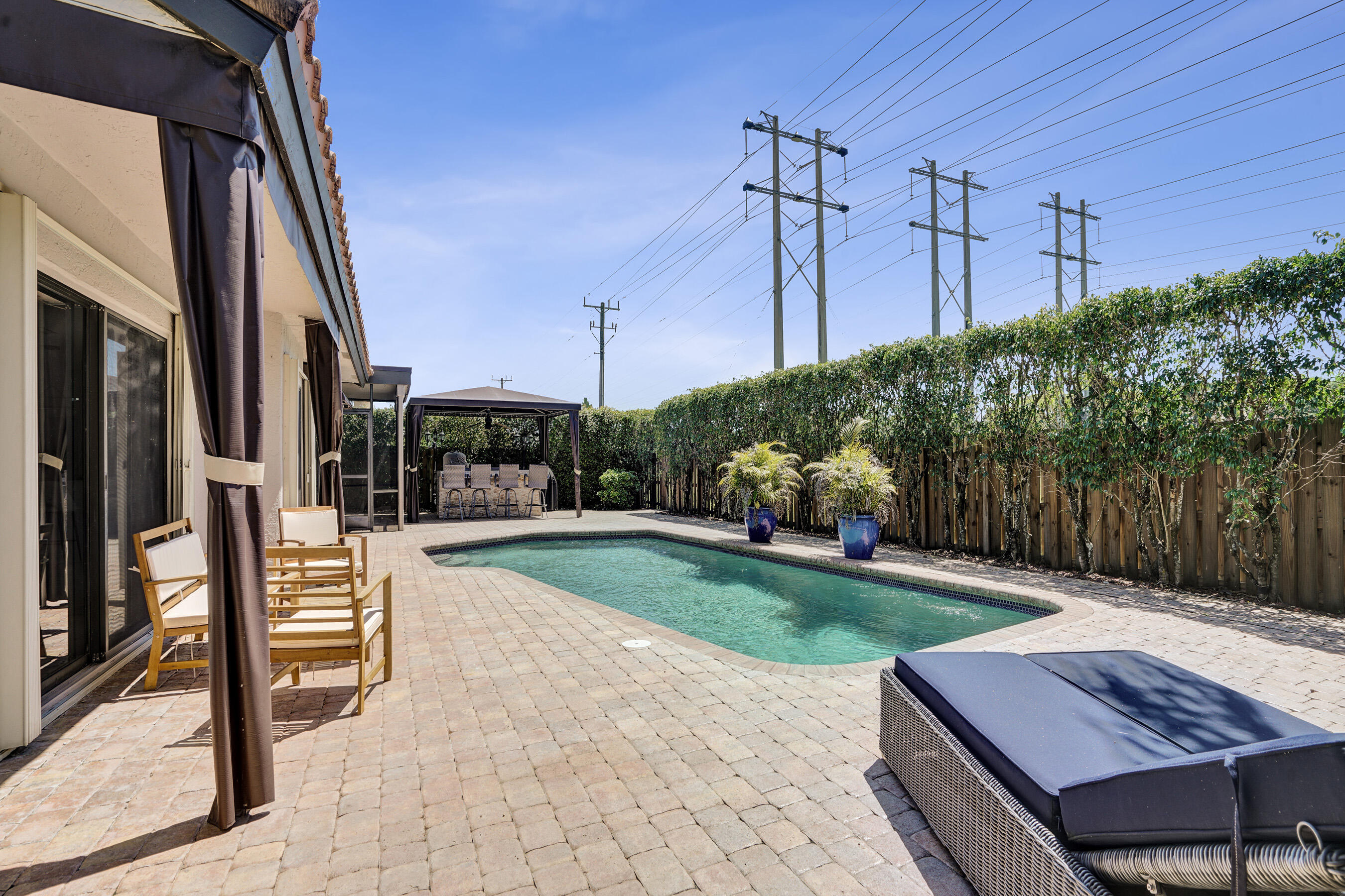 EMBASSY LAKES - Residential