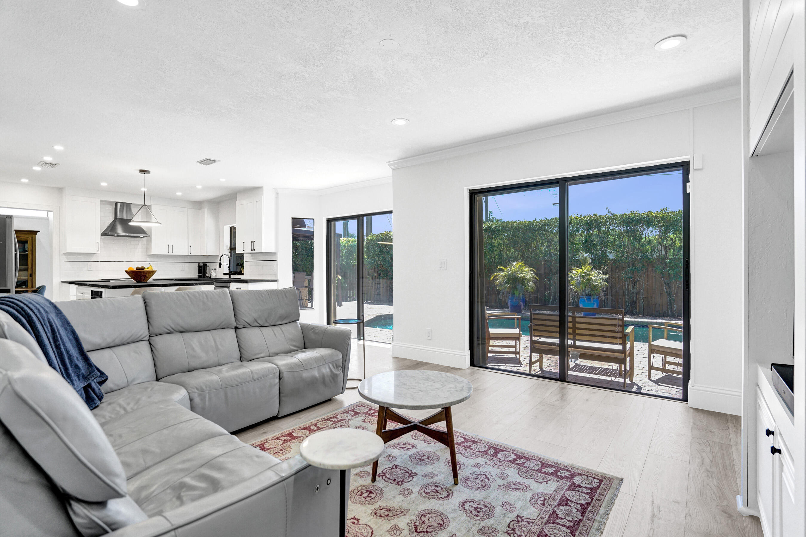 EMBASSY LAKES - Residential