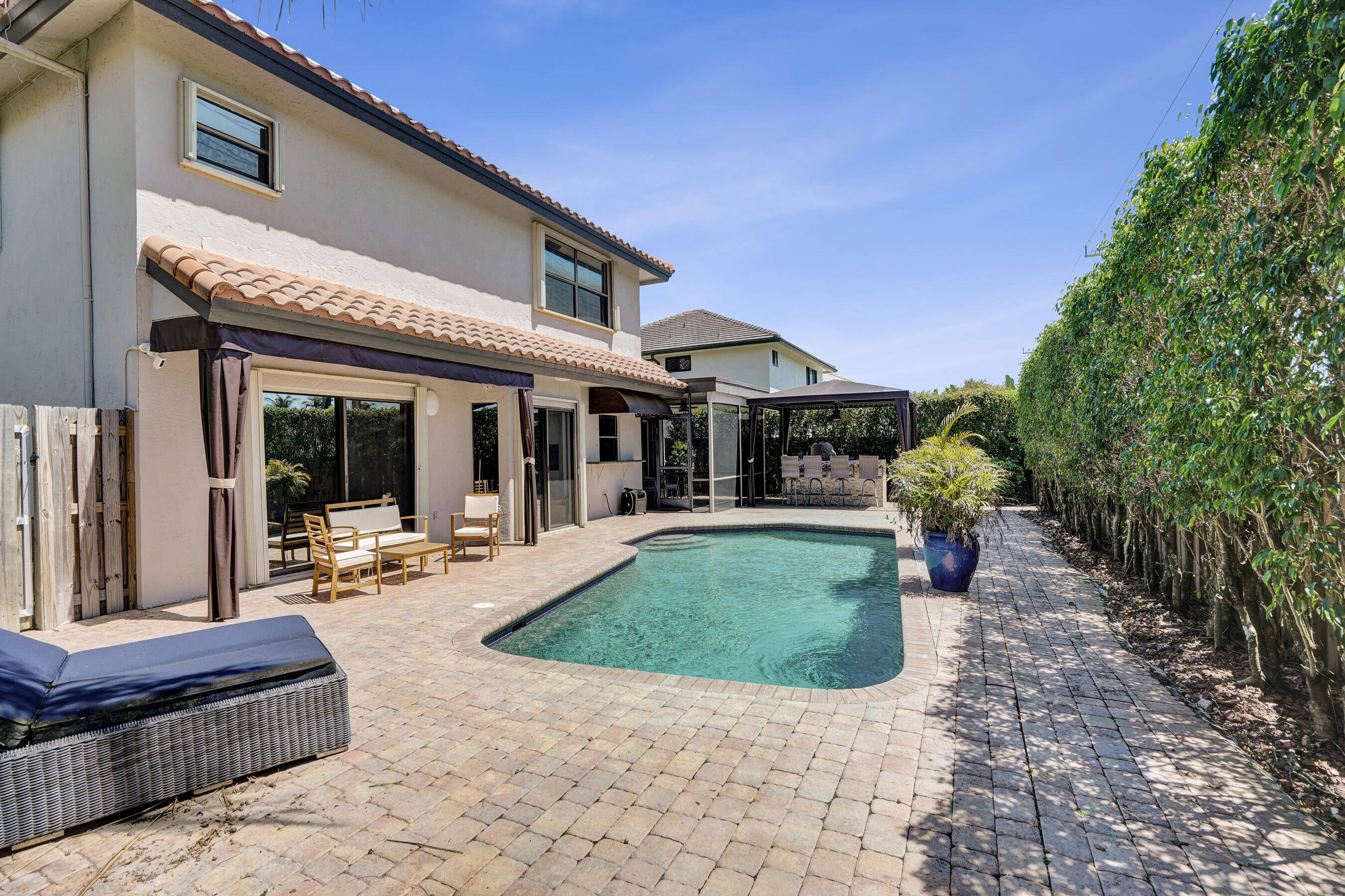 EMBASSY LAKES - Residential