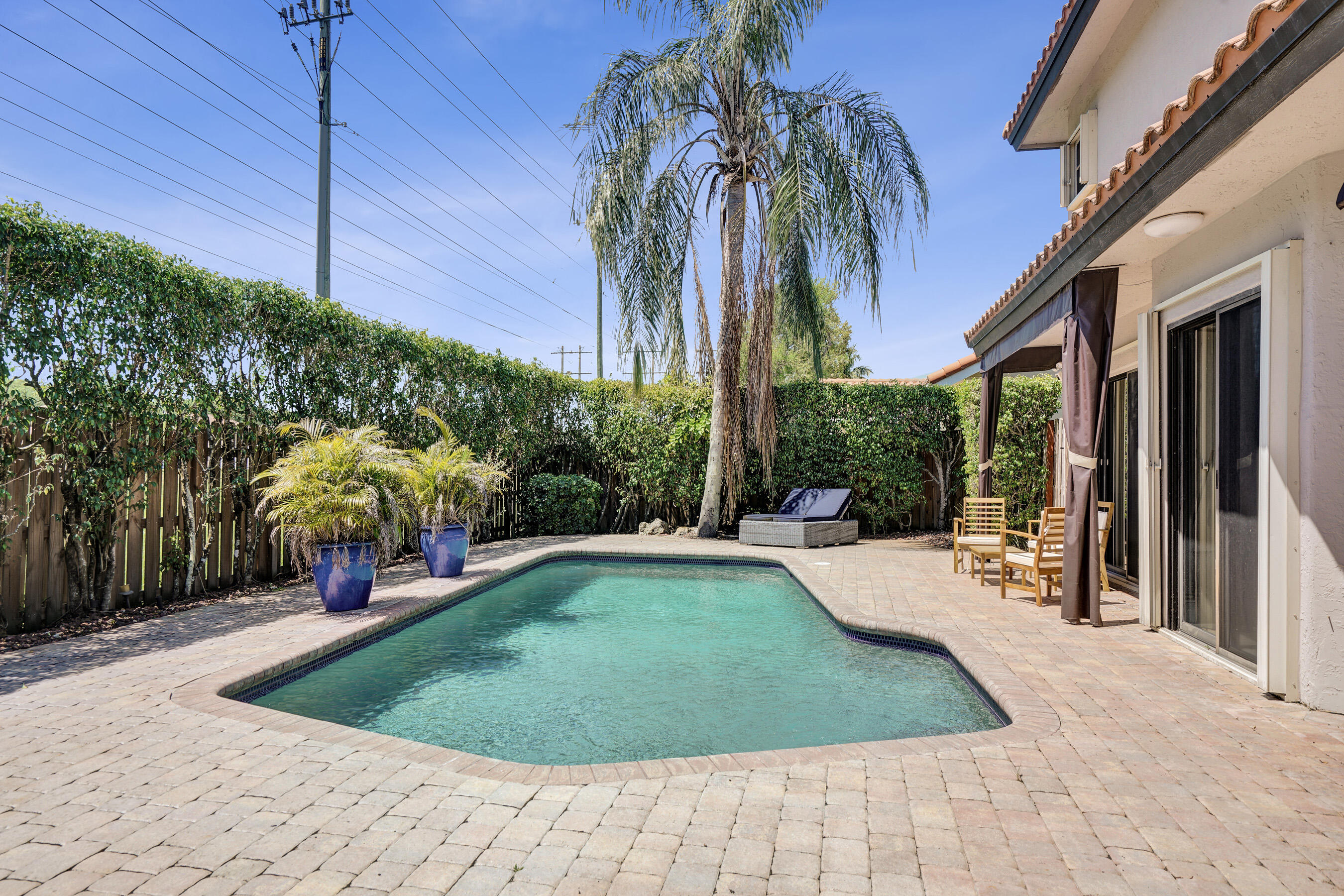 EMBASSY LAKES - Residential