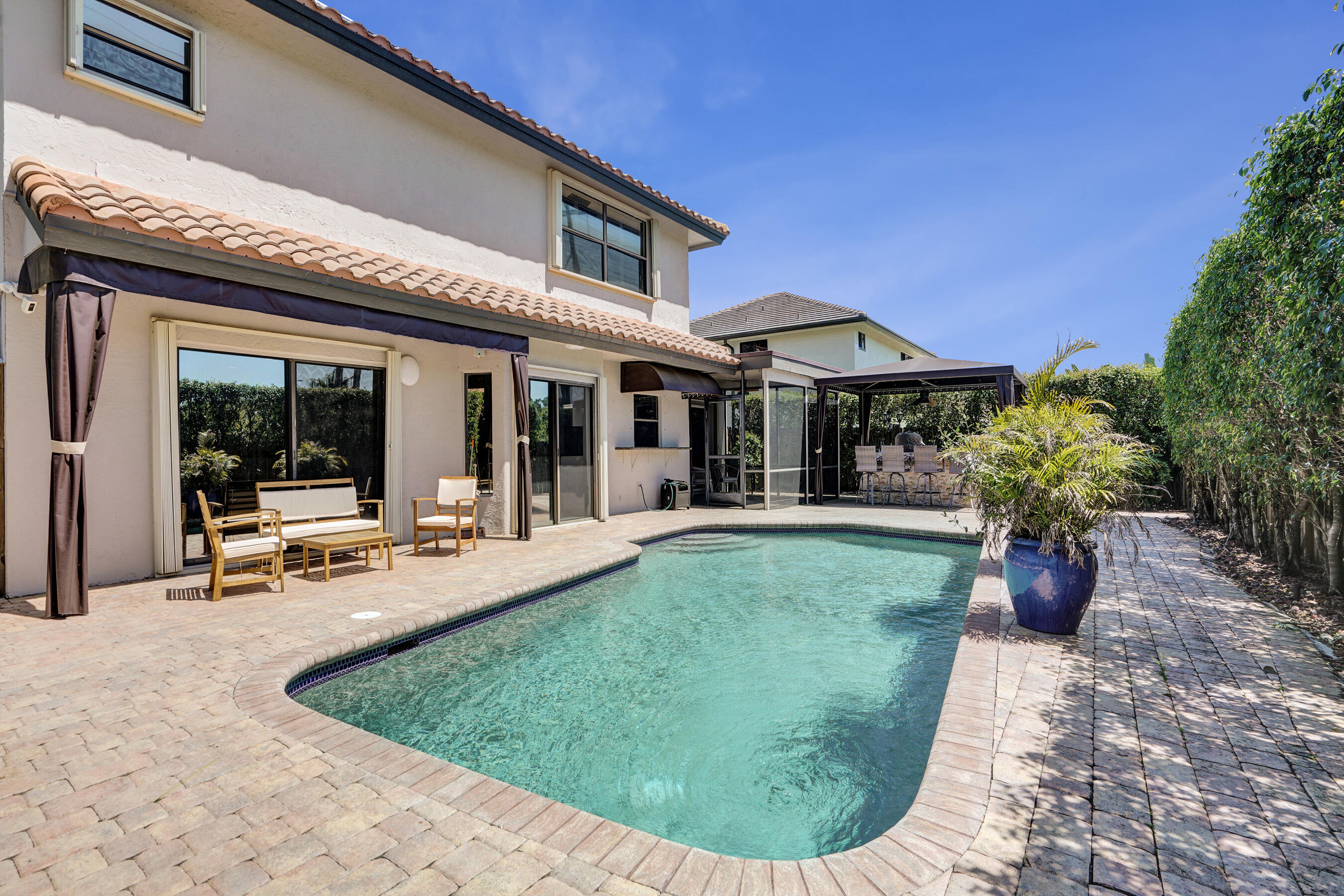 EMBASSY LAKES - Residential