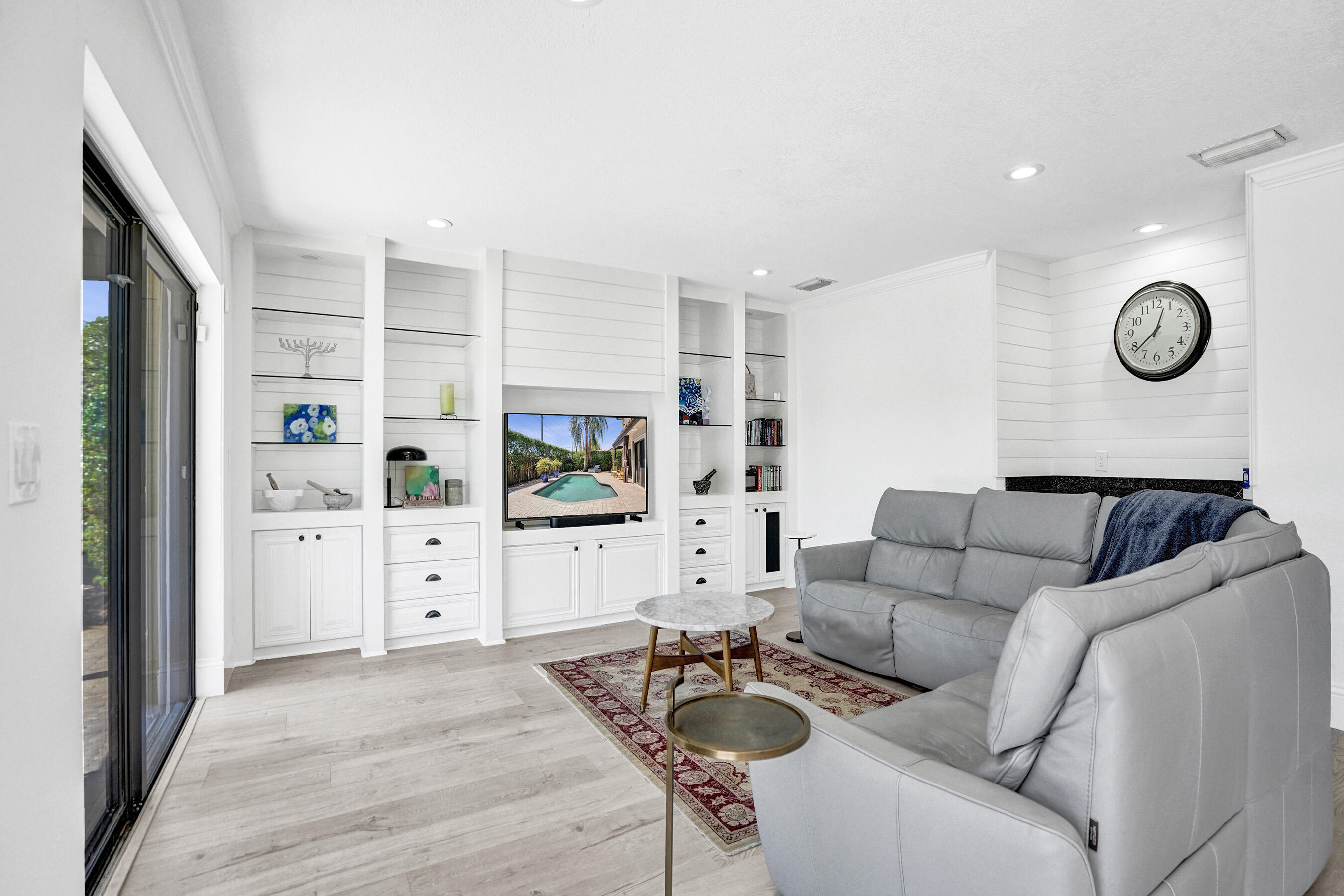 EMBASSY LAKES - Residential