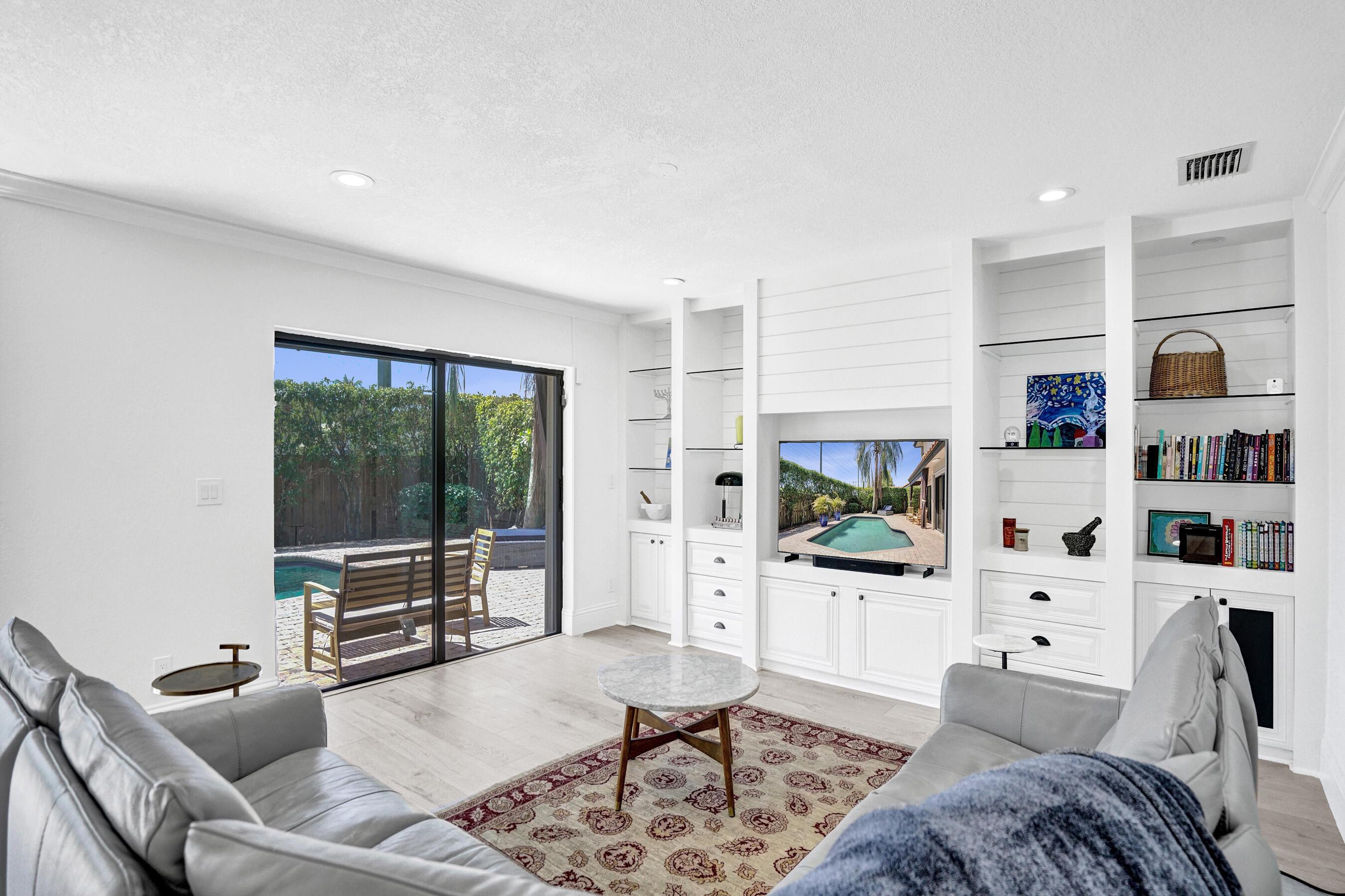EMBASSY LAKES - Residential