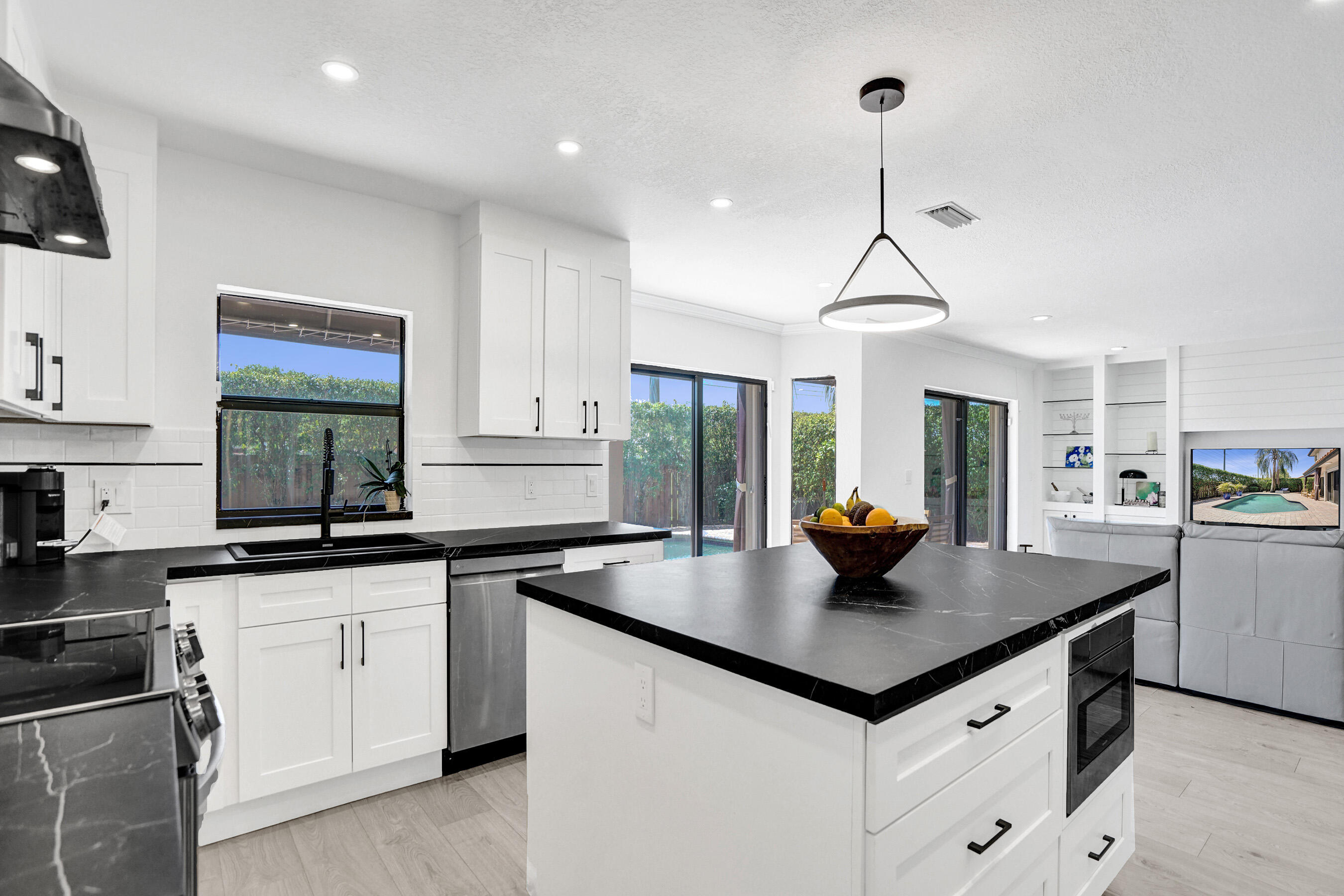 EMBASSY LAKES - Residential