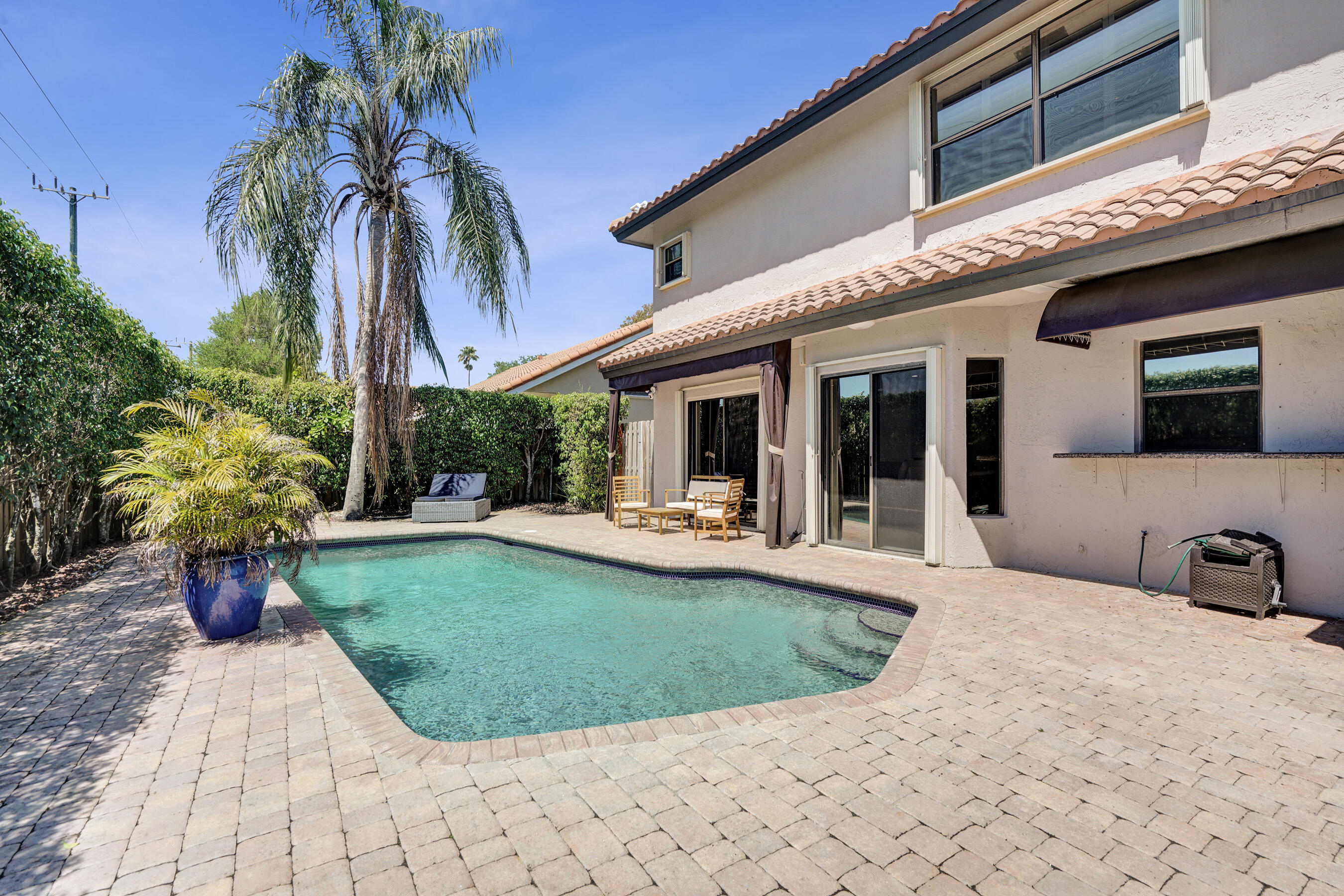 EMBASSY LAKES - Residential